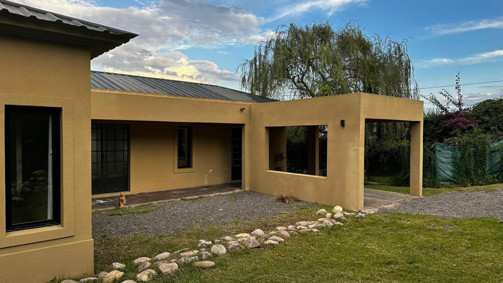 Casa Con Pileta Grande En Castellanos San Lorenzo ,paisaje Unico, Tranquilidad Y Comodidad